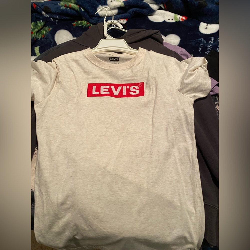 Levi’s tee